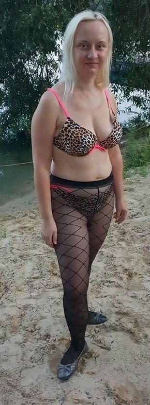 25P Horny amateur  MILF Yvonne in bikini