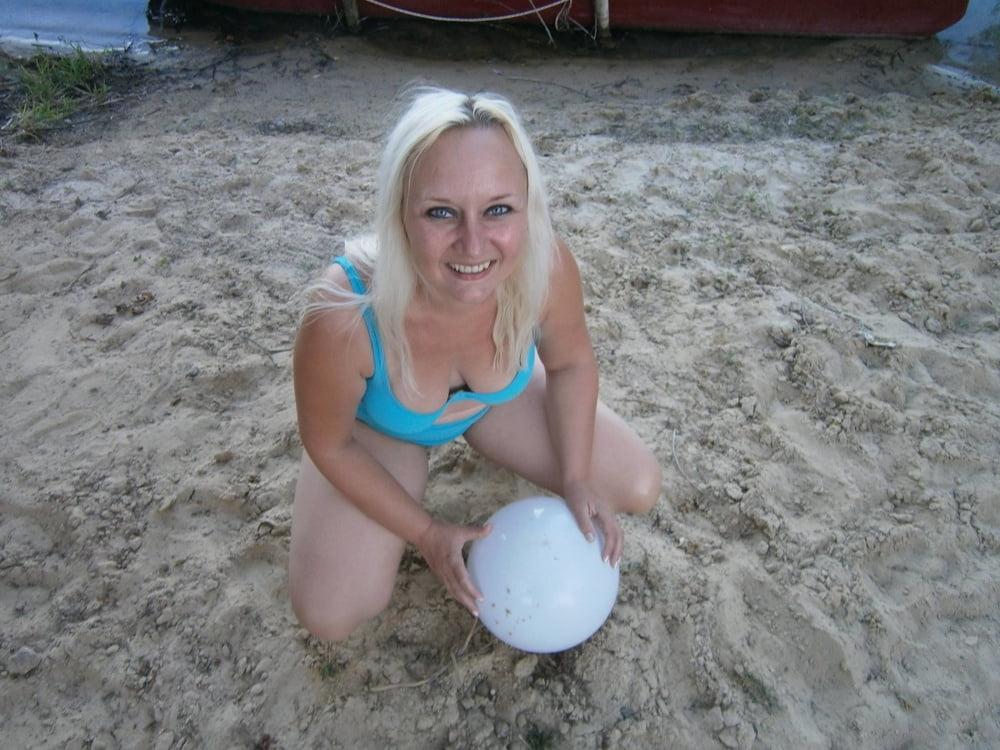 25P Horny amateur  MILF Yvonne in bikini