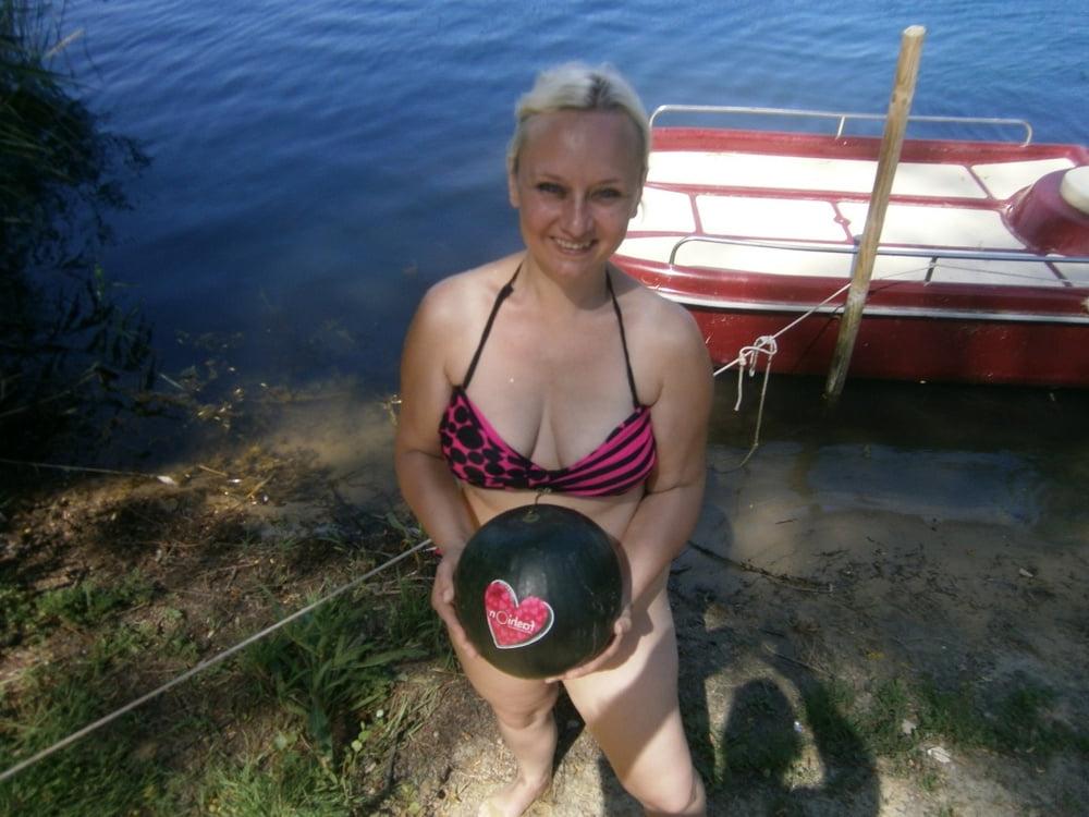 25P Horny amateur  MILF Yvonne in bikini