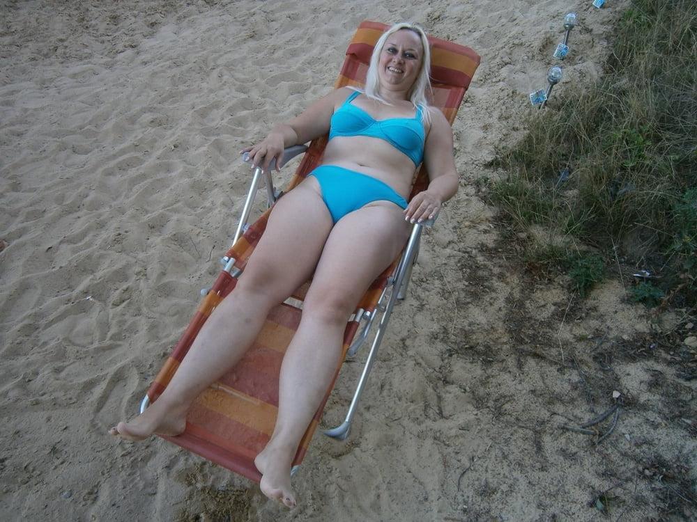 25P Horny amateur  MILF Yvonne in bikini