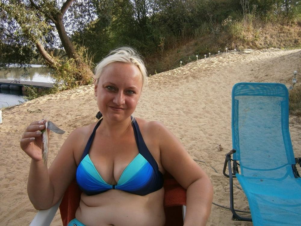 25P Horny amateur  MILF Yvonne in bikini