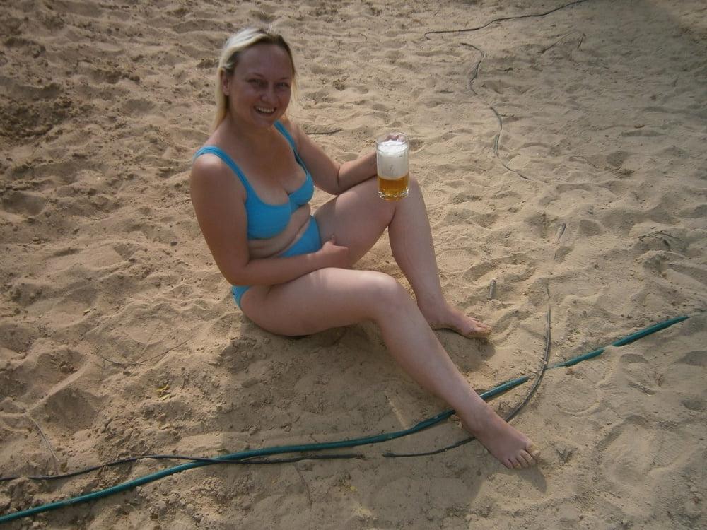 25P Horny amateur  MILF Yvonne in bikini