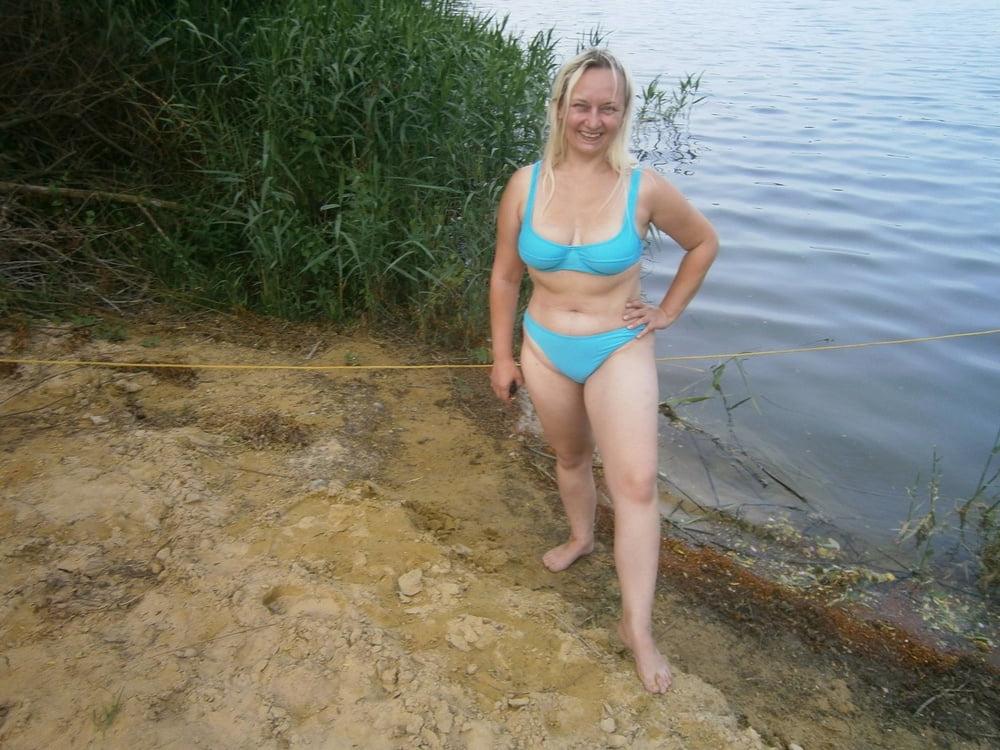 25P Horny amateur  MILF Yvonne in bikini