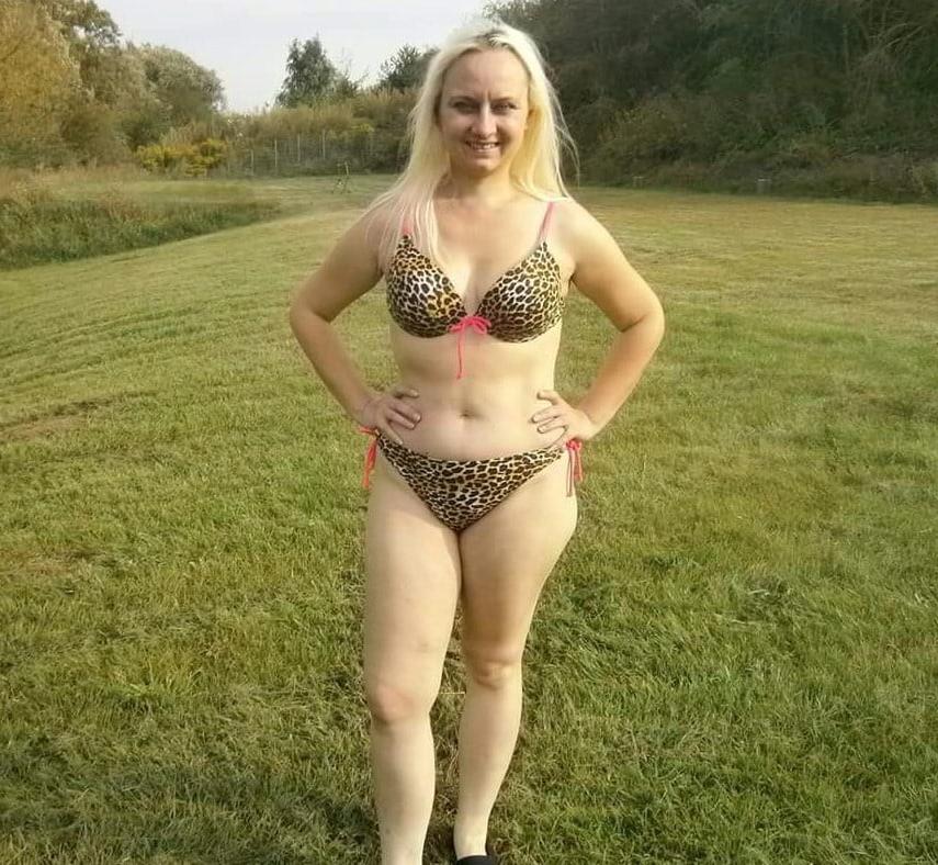 25P Horny amateur  MILF Yvonne in bikini