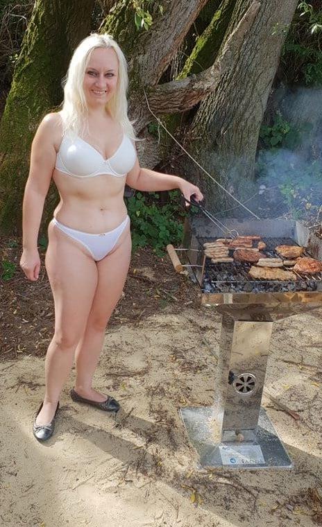 25P Horny amateur  MILF Yvonne in bikini