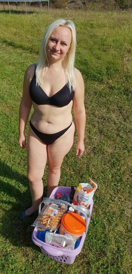 25P Horny amateur  MILF Yvonne in bikini