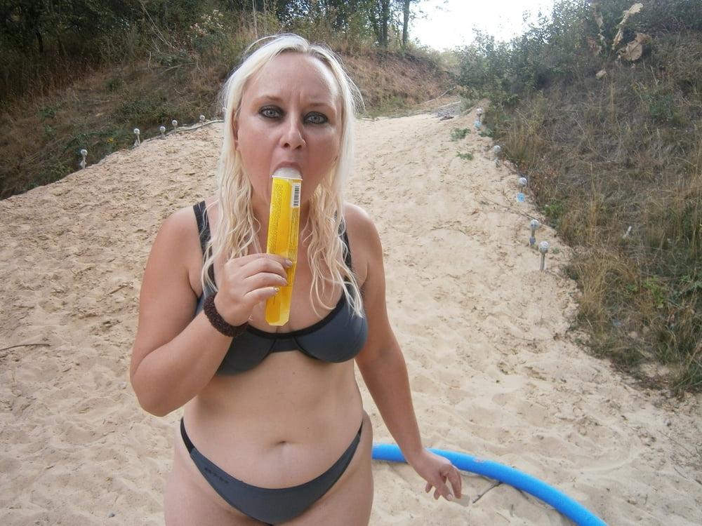 25P Horny amateur  MILF Yvonne in bikini