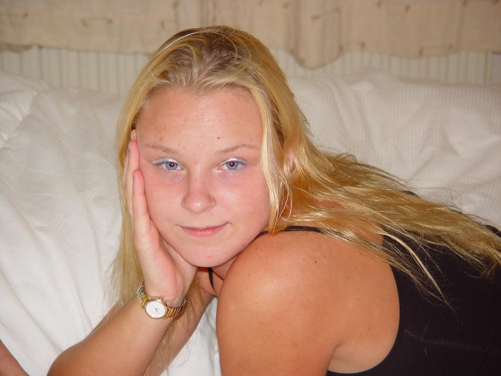 25P 2 dutch girls going dutch