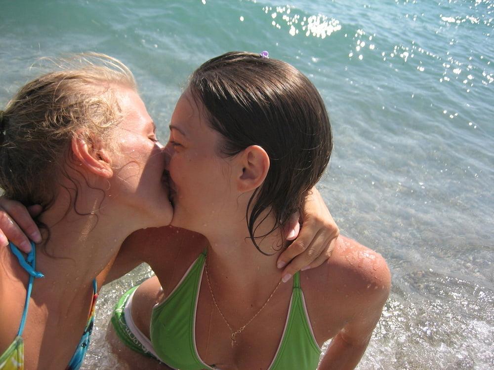 25P Nice 1528 (girls kissing)