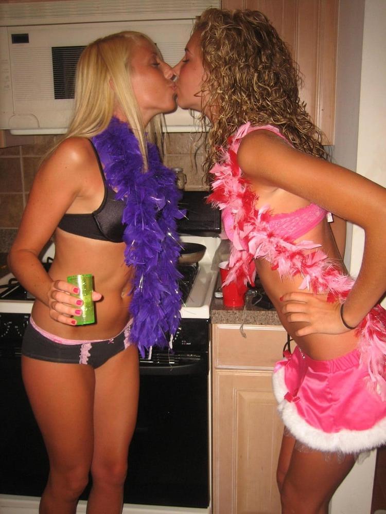 25P Nice 1528 (girls kissing)