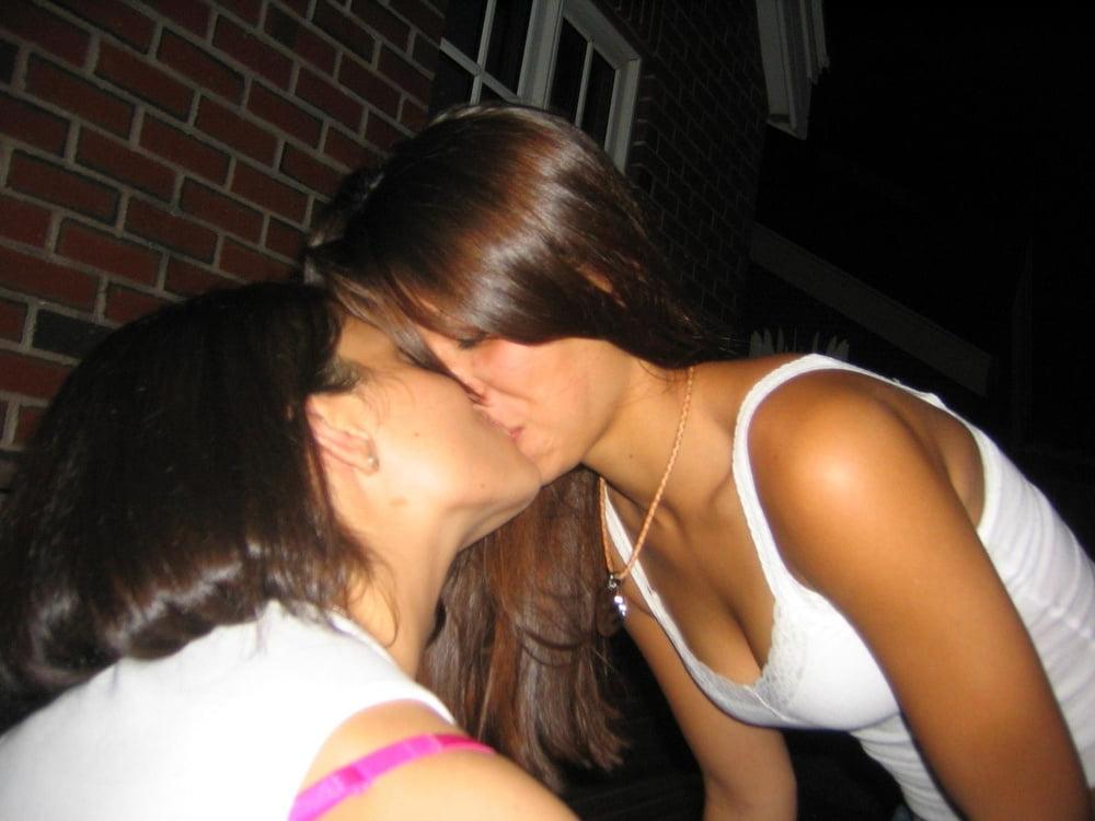 25P Nice 1528 (girls kissing)