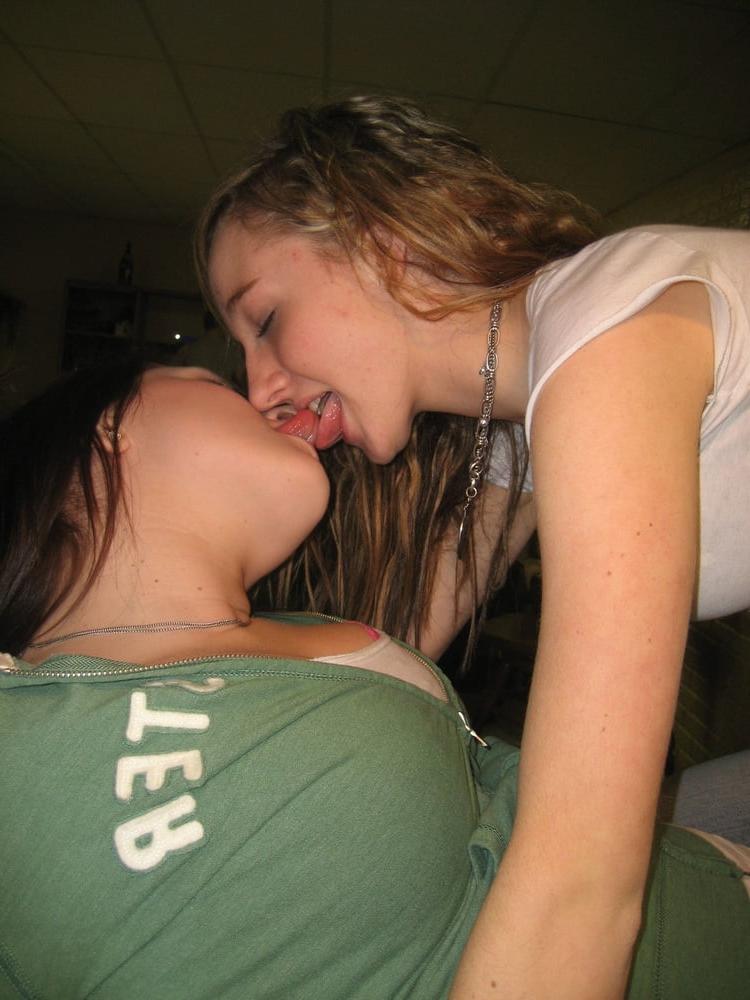 25P Nice 1528 (girls kissing)
