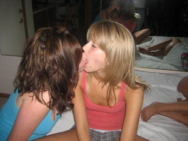 25P Nice 1528 (girls kissing)