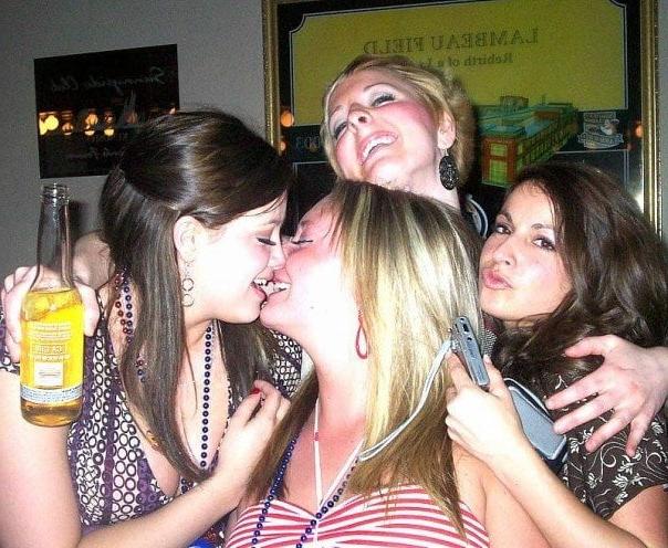 25P Nice 1528 (girls kissing)