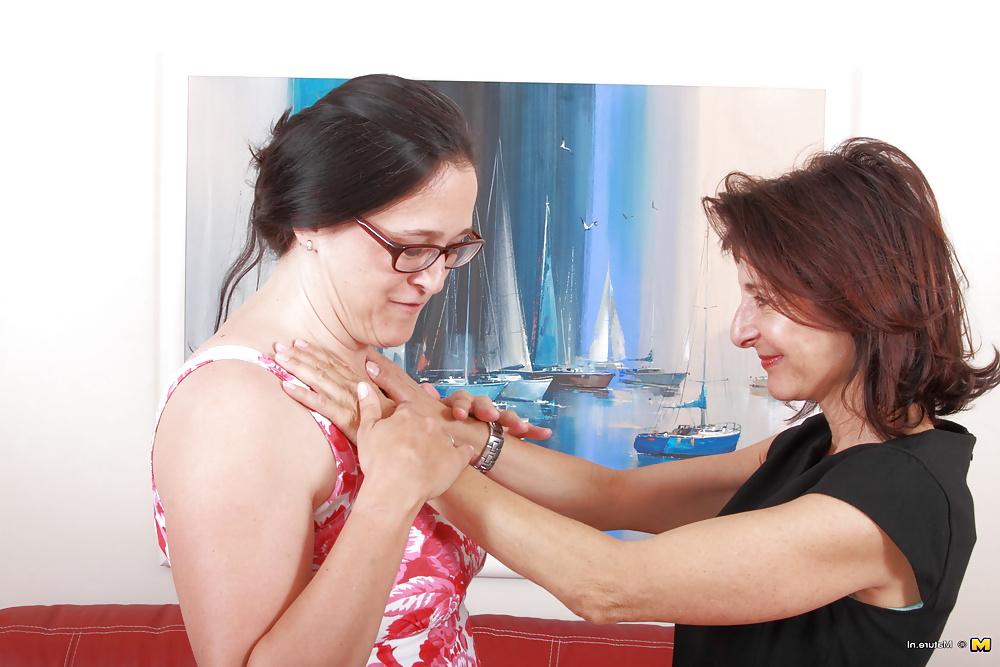 25P Mature mother fucks another mature mother - lesbian couple 3