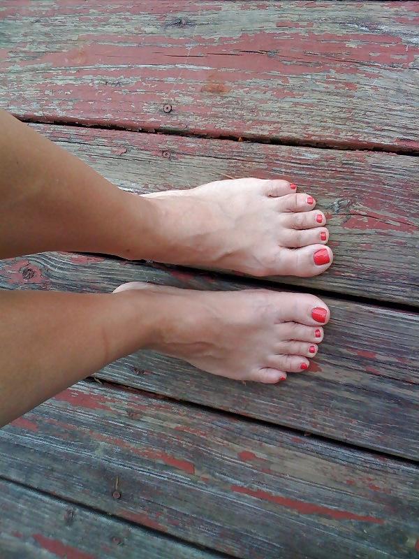 20P My thick white ass and feet