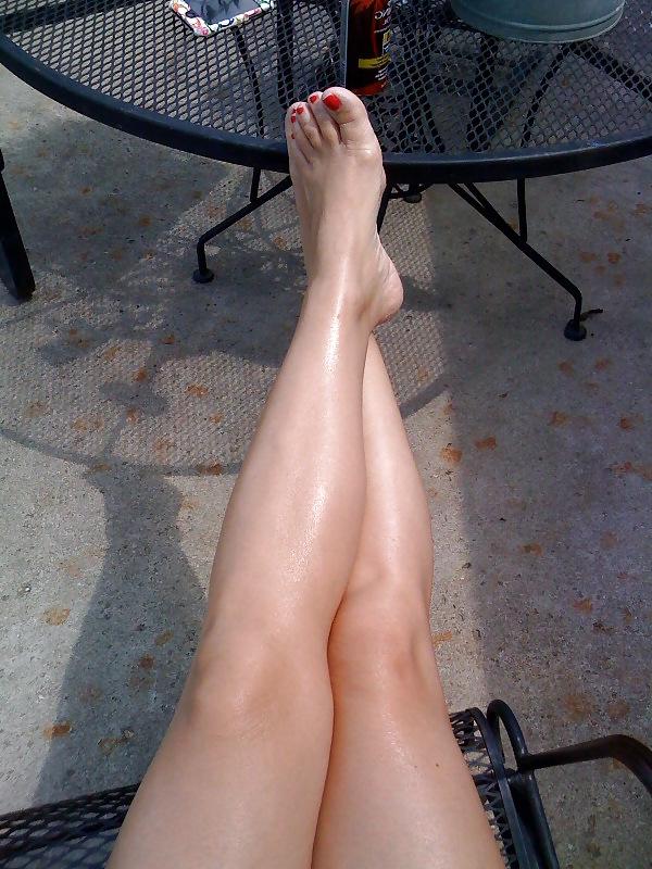 20P My thick white ass and feet