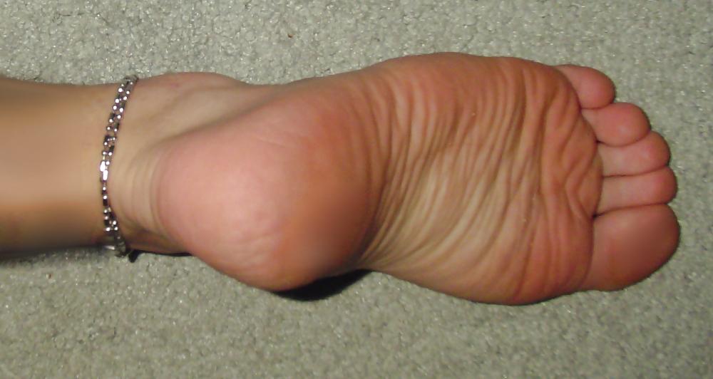 14P Hot amateur milf's legs and feet 