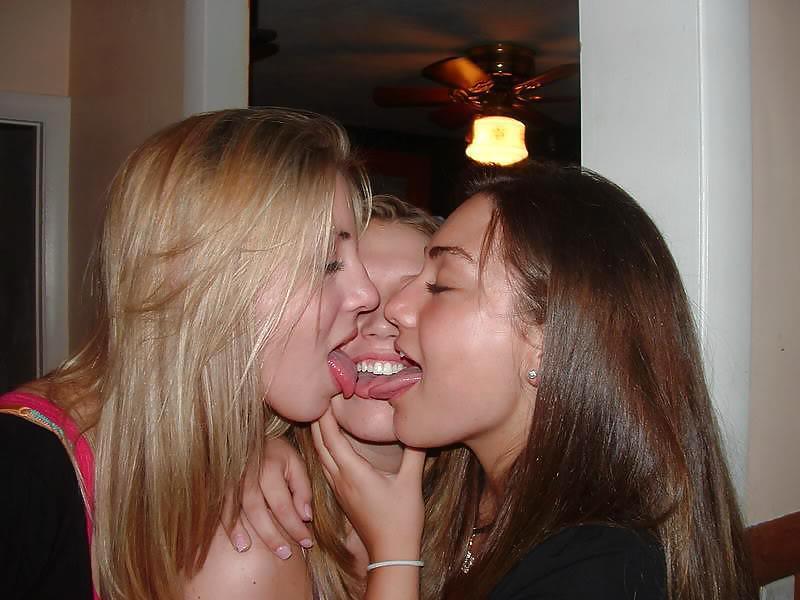 25P 100 Sexy Lesbian Kisses Part # 1