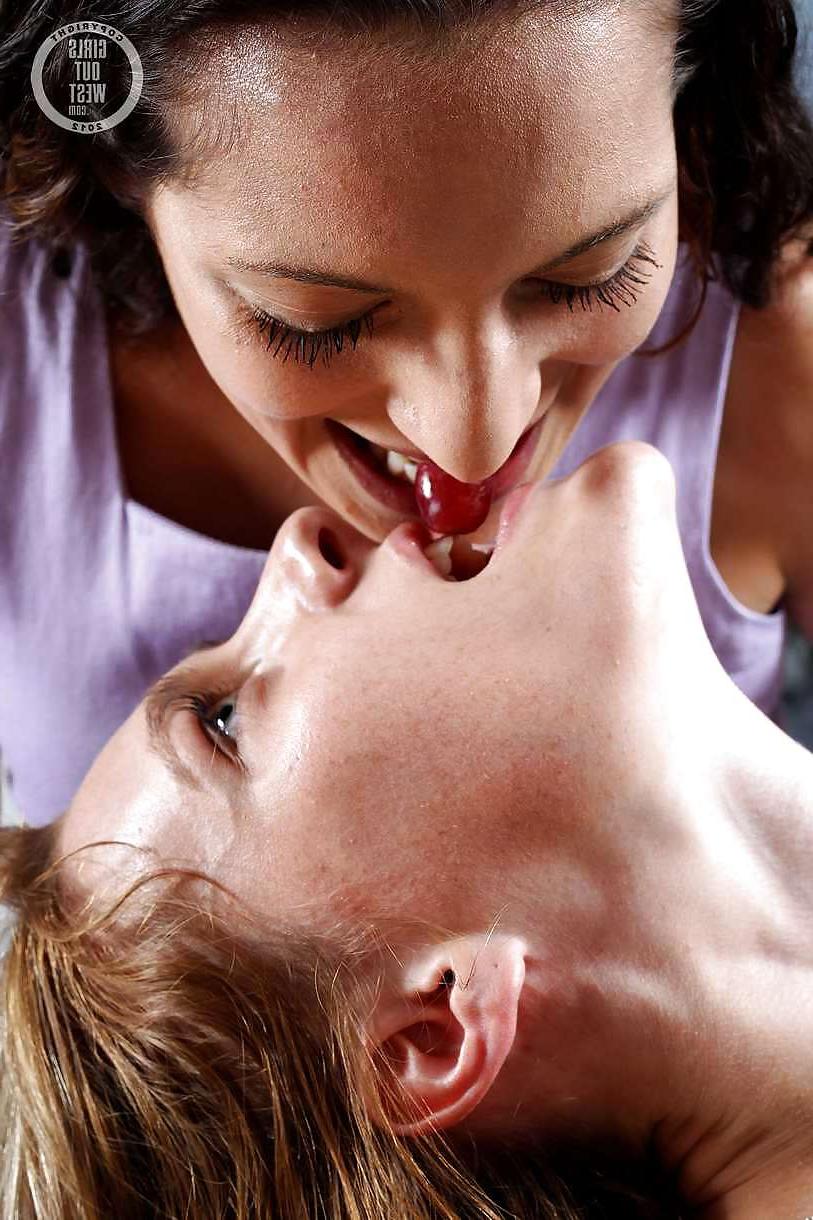 16P Small titted amateur lesbian babes