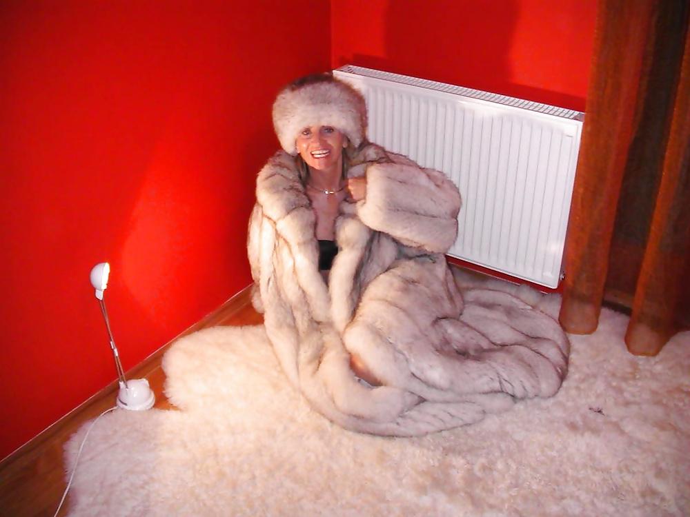 12P Amateur milf with furcoat