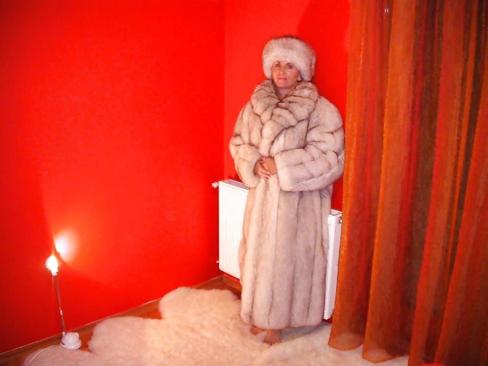 12P Amateur milf with furcoat