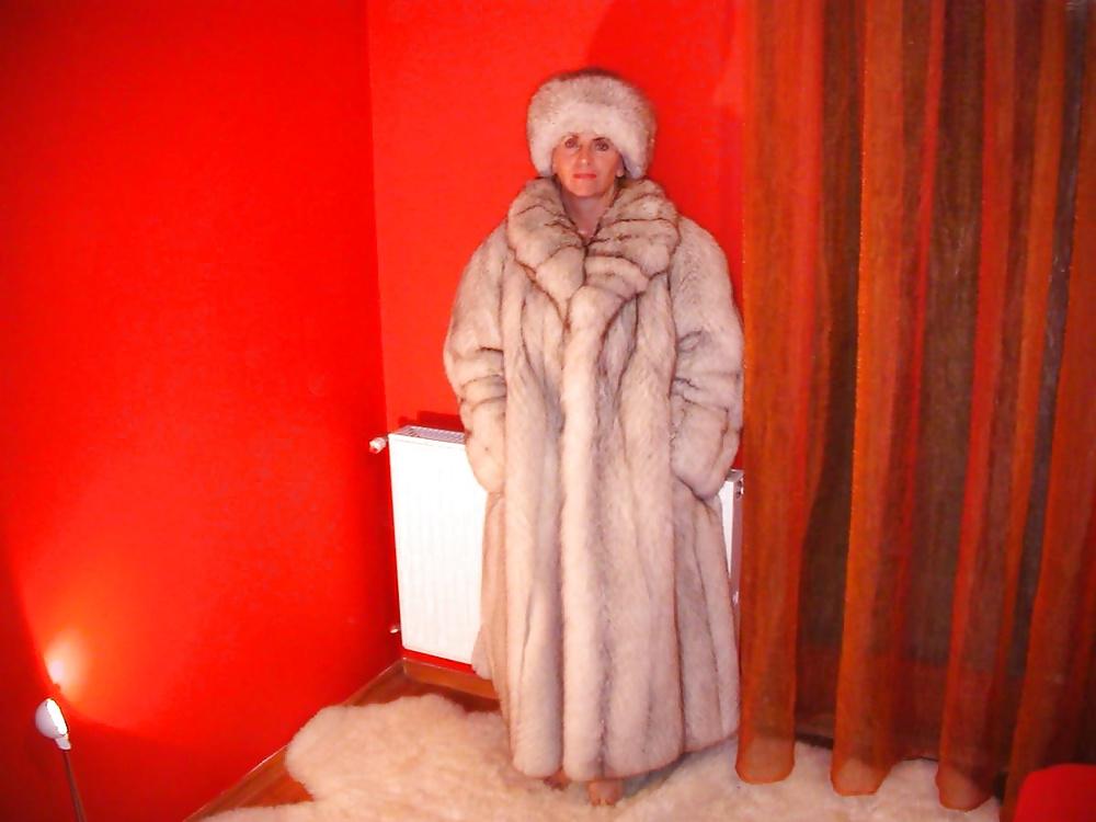 12P Amateur milf with furcoat