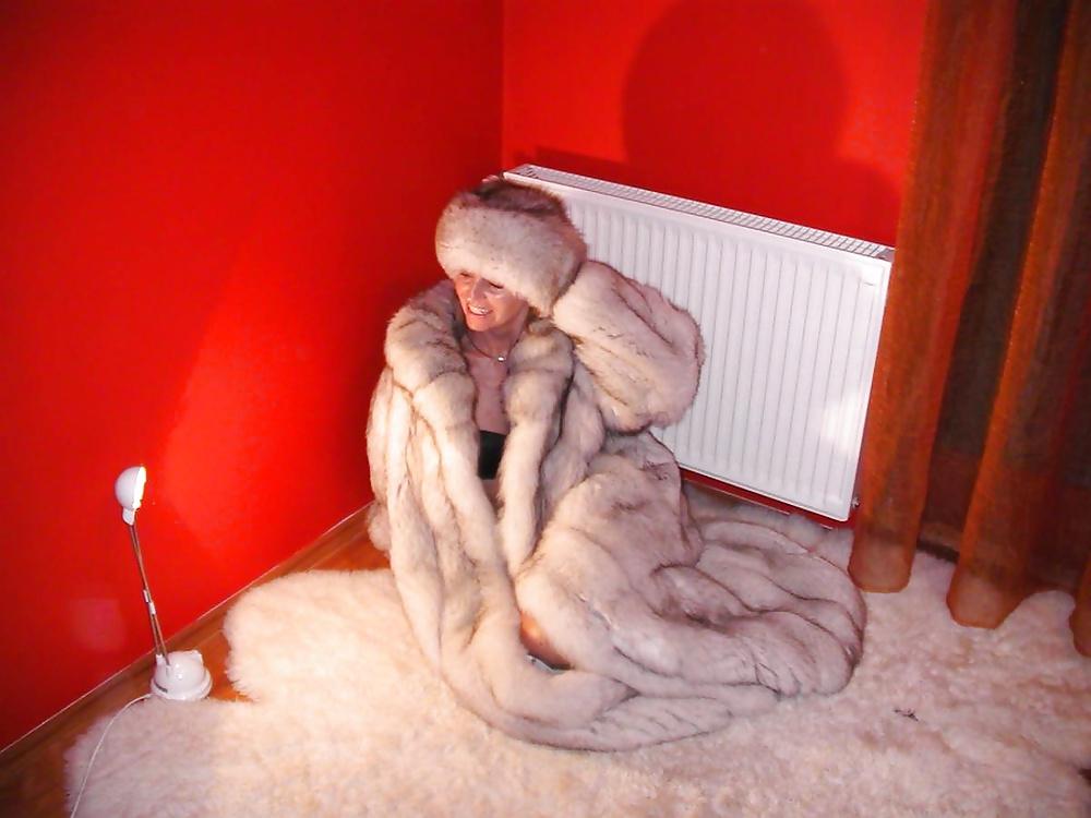 12P Amateur milf with furcoat