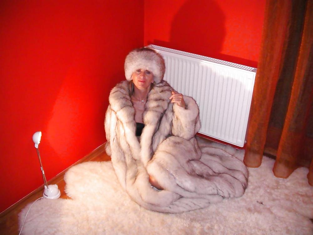 12P Amateur milf with furcoat
