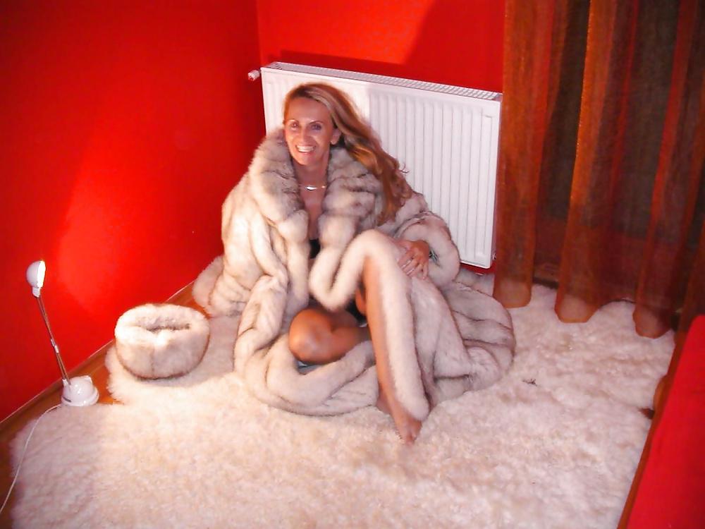 12P Amateur milf with furcoat
