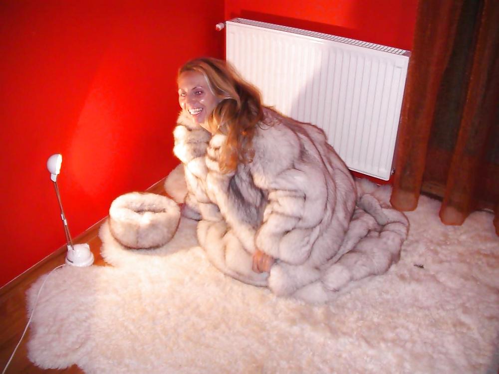 12P Amateur milf with furcoat
