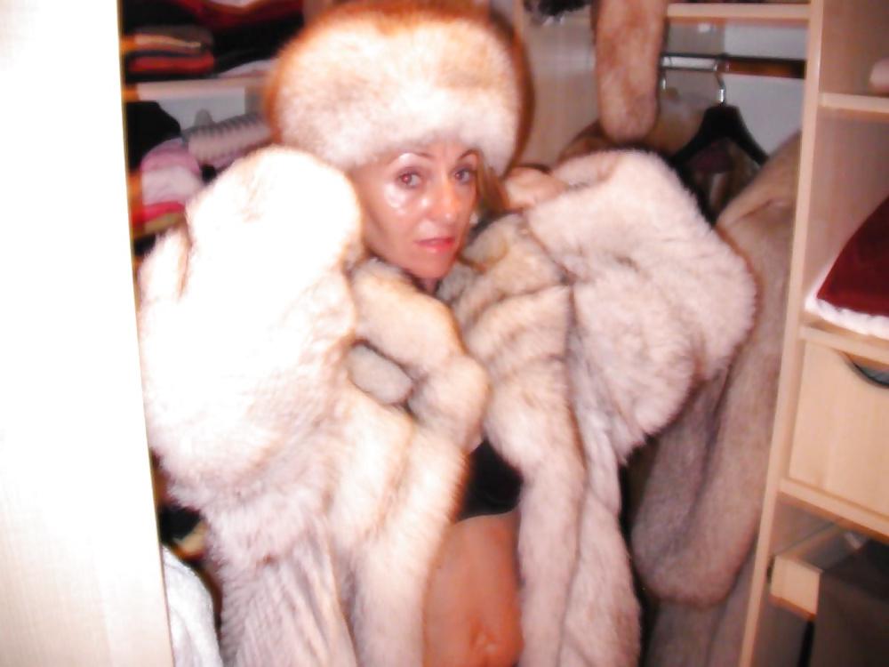 12P Amateur milf with furcoat