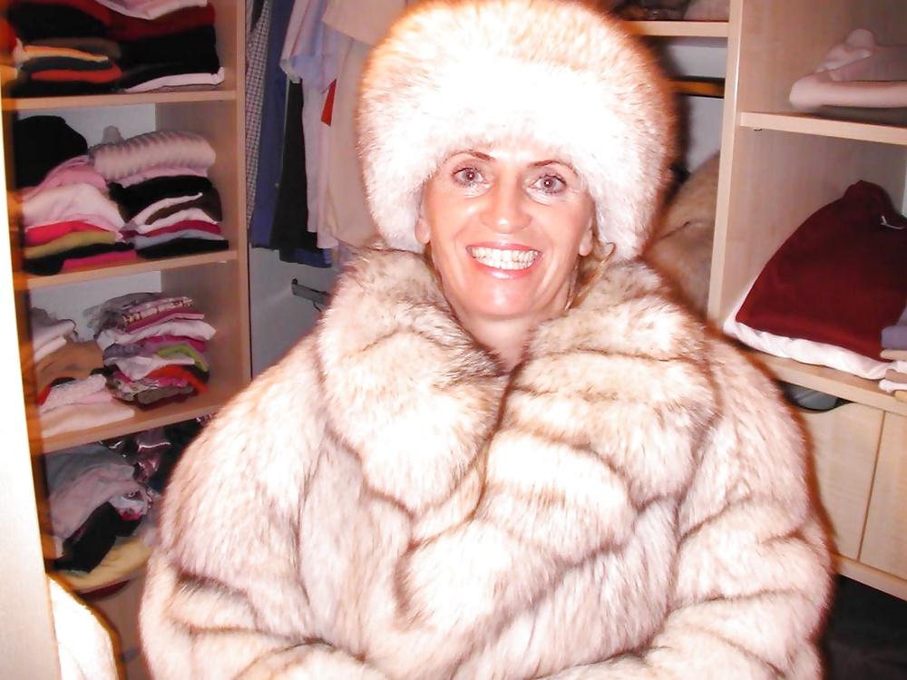 12P Amateur milf with furcoat