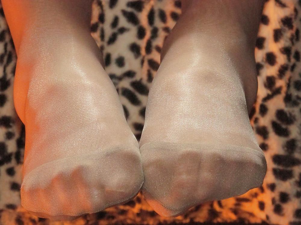 16P My feet in Nylons and Heels for BBC
