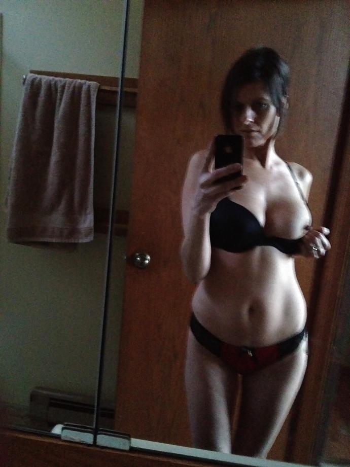 7P Sexy amateur MILF showing her nice body