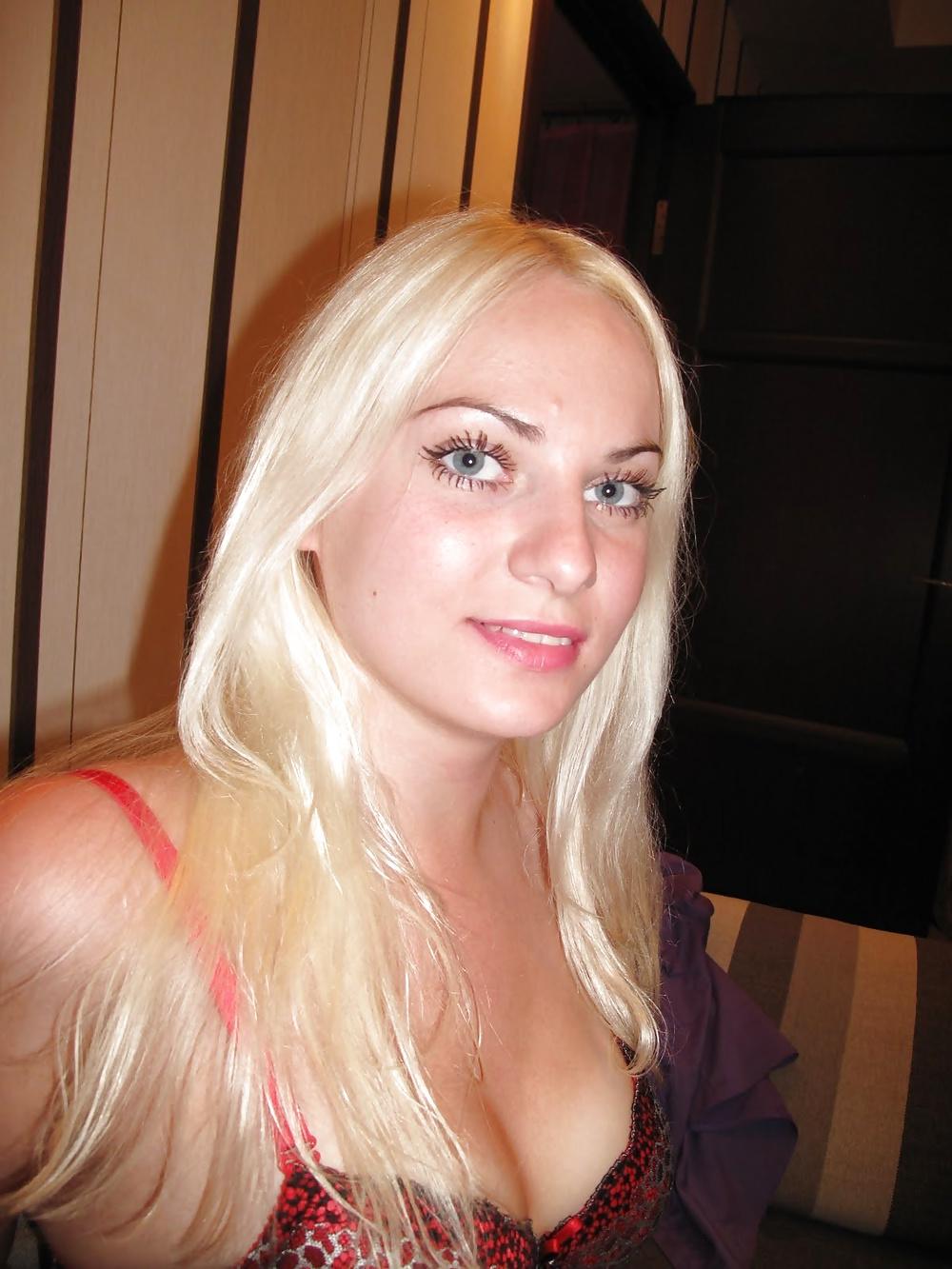 25P Blonde Amateur MILF