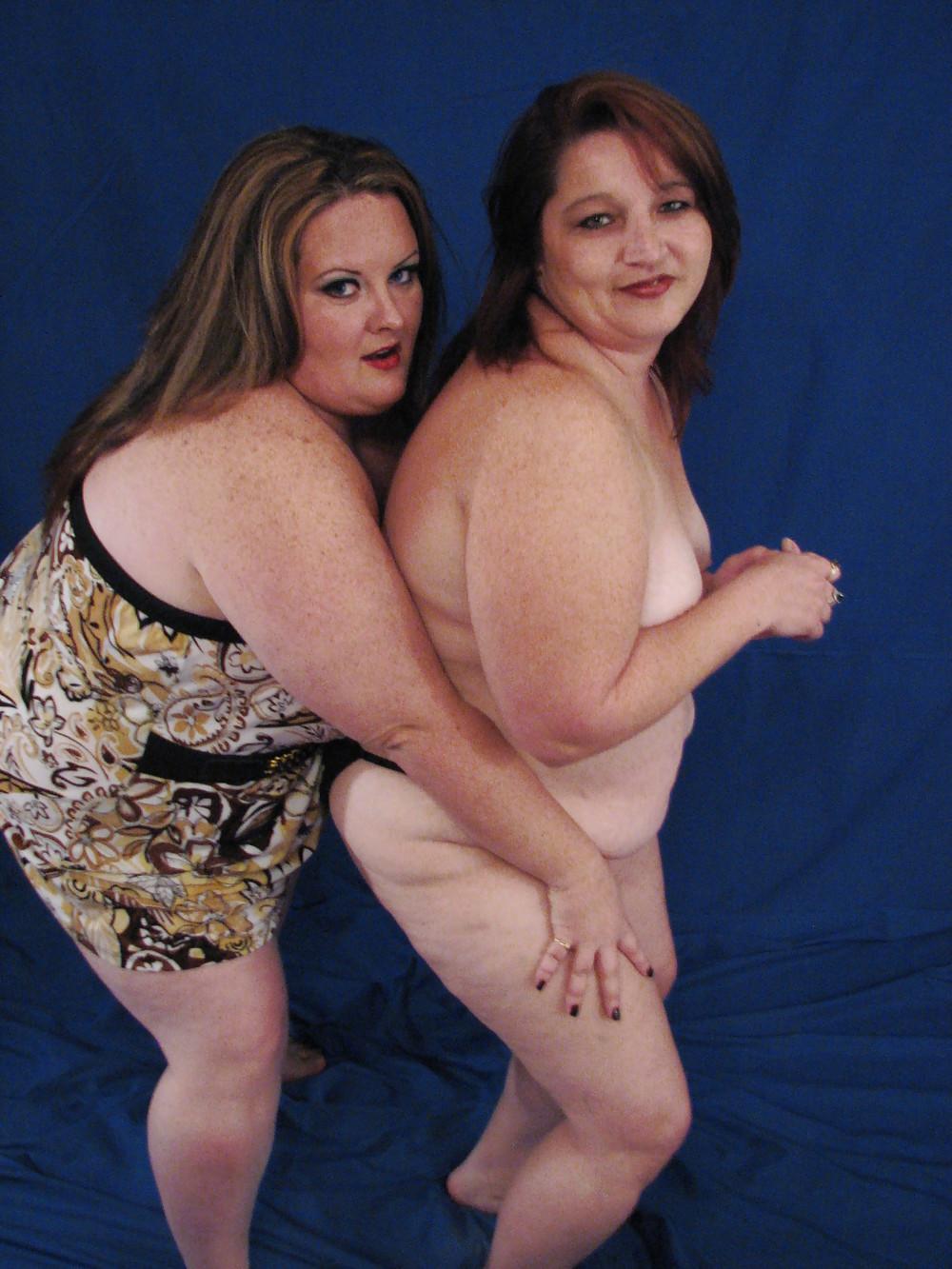 20P Two amateur bbws doing lesbian things