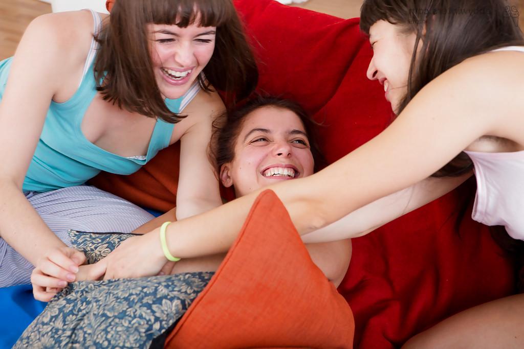 16P Lesbian chicks Billie T, Flora and Lulu share threeway tongue kiss