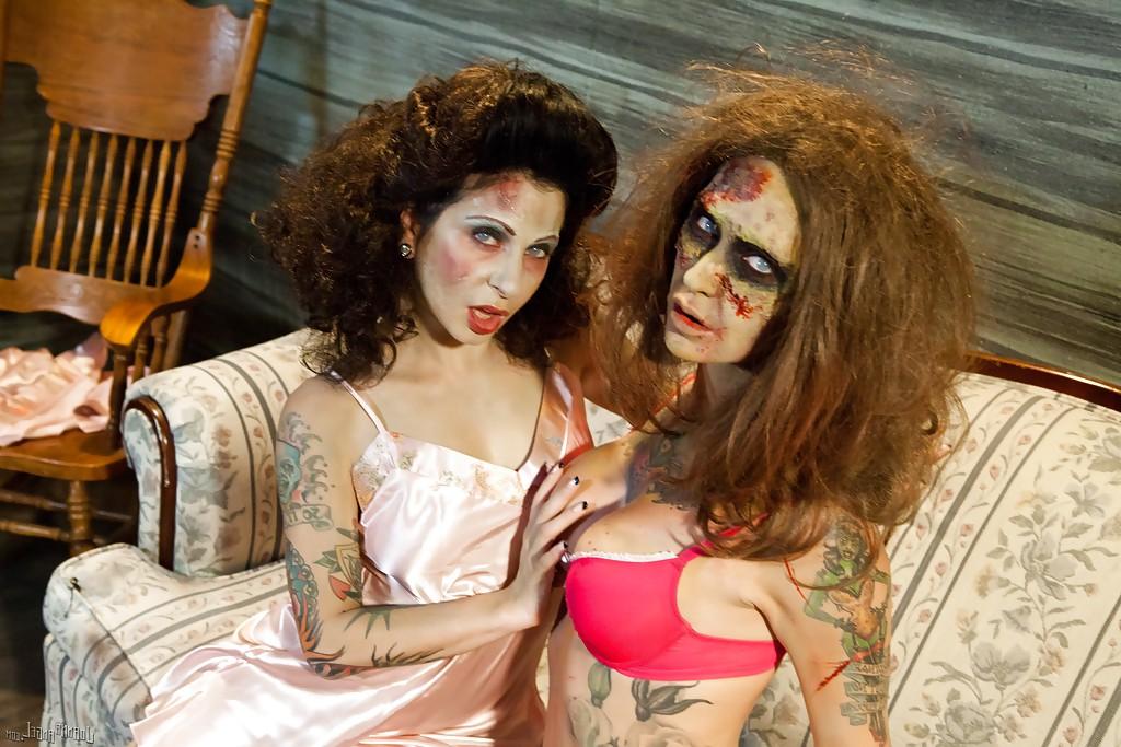 16P Amateur tattoed Lesbians playing zombie roles in the cosplay scene