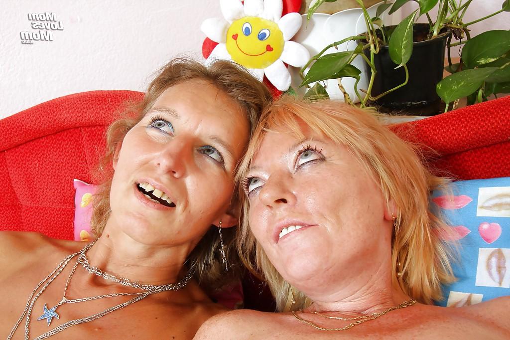 16P Horny mature housewifes in stockings have a passionate lesbian sex