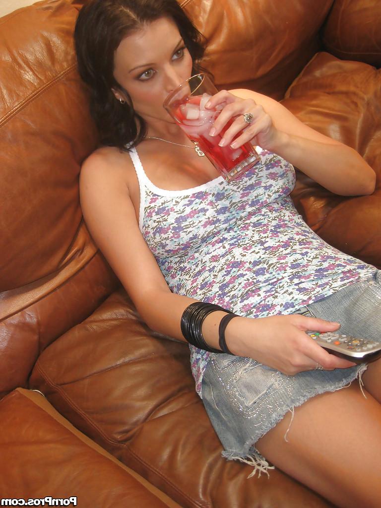 16P Amateur MILF babe Bailey Brooks spreading her cunt softcore