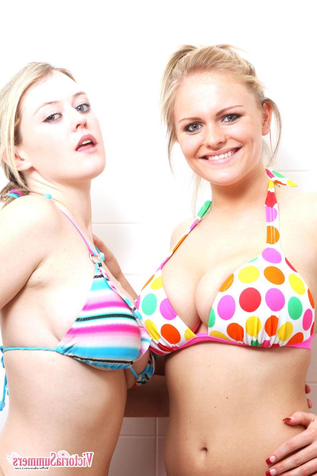 16P Pictures of teen amateur Victoria Summers getting wet with Brooke Little