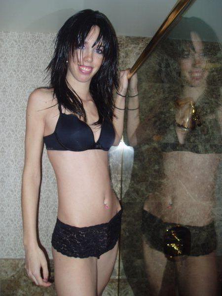 15P Pictures of Chloe Foxxx enjoying lesbian group sex in the tub