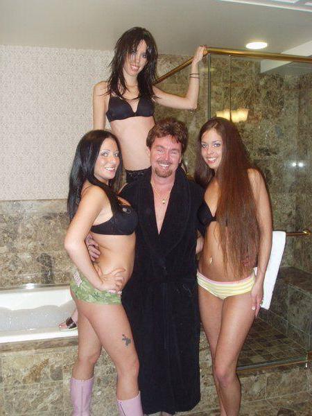15P Pictures of Chloe Foxxx enjoying lesbian group sex in the tub