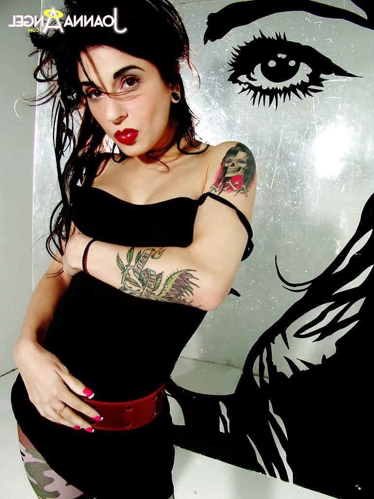16P Masturbating action features amateur milf babe Joanna Angel