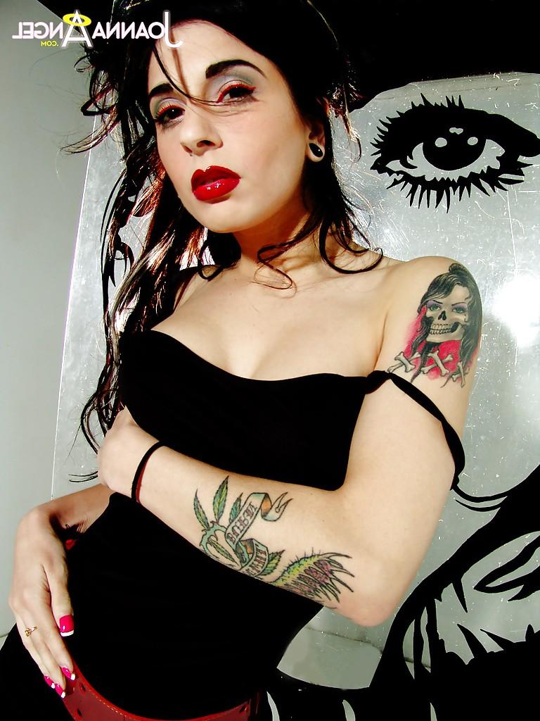 16P Masturbating action features amateur milf babe Joanna Angel