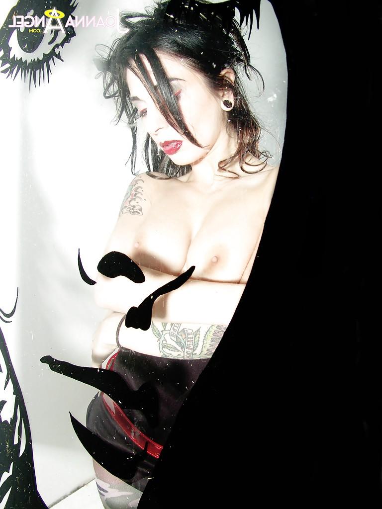 16P Masturbating action features amateur milf babe Joanna Angel