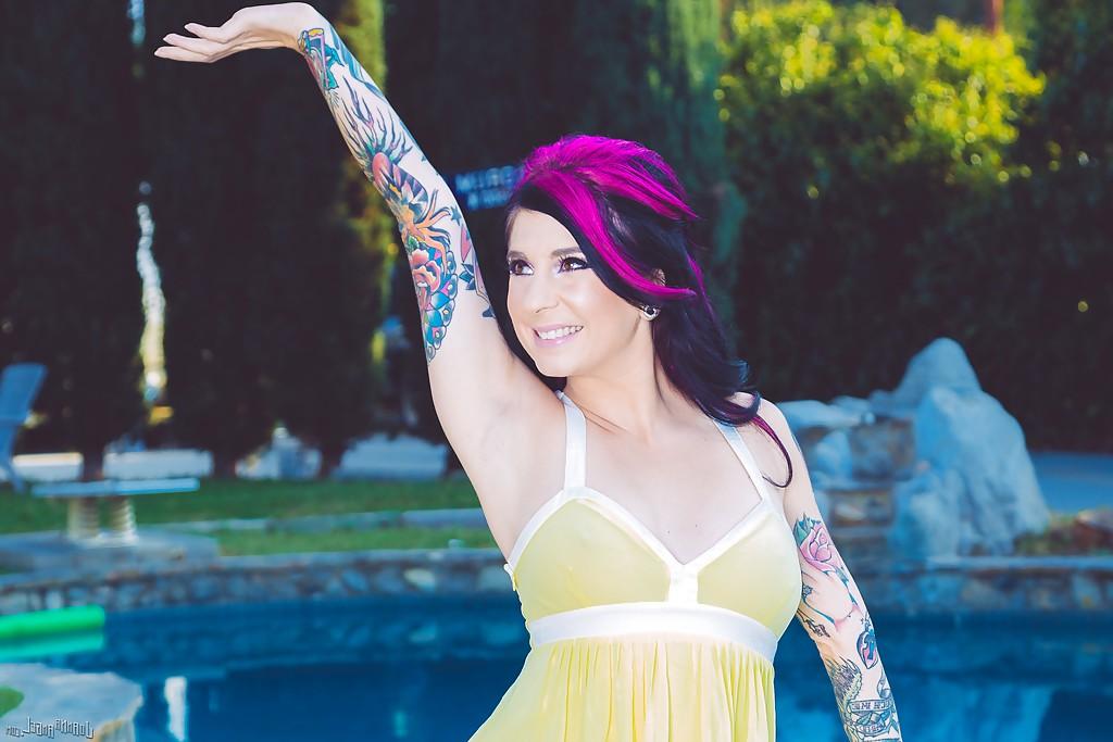 16P Amateur milf Joanna Angel is showing off her tits over swimming pool