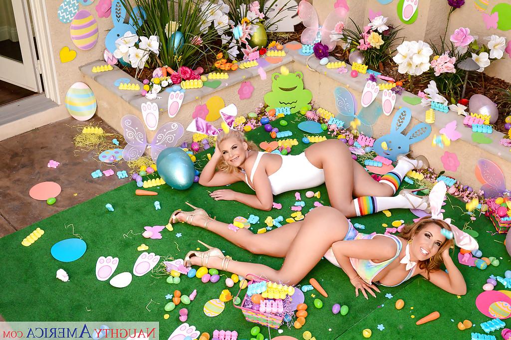 16P First time lesbian moms Phoenix Marie and Richelle Ryan flaunt big butts