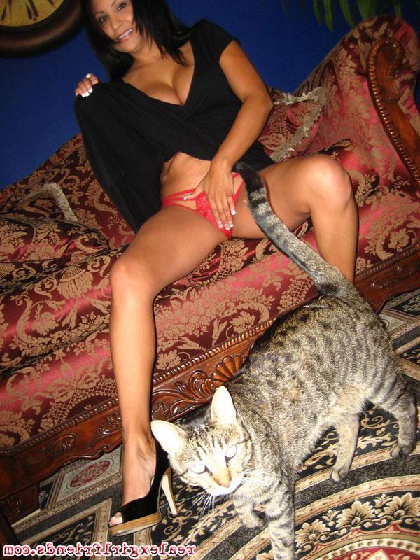 16P Amateur MILF babe with big boobs Sophia Lomeli spreading her pussy